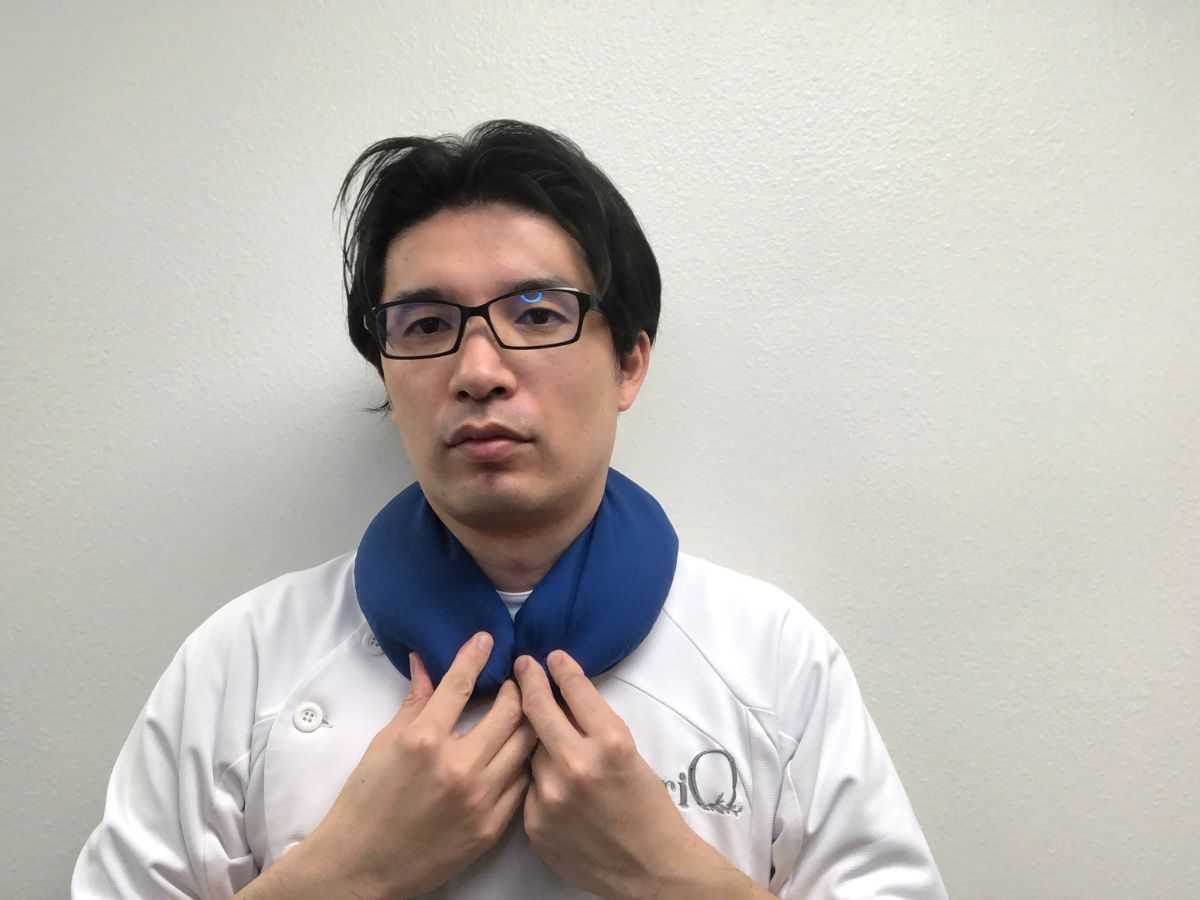 Applying Heat pack for neck pain